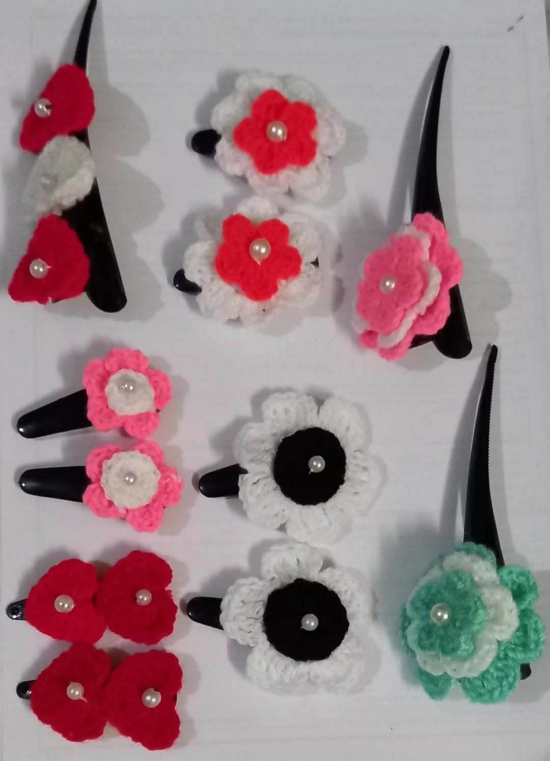 Add a pop of style and charm to your baby girl’s hair with these adorable hairclips. Designed with baby-safe materials, they are gentle on delicate hair and ensure a secure hold without pulling or discomfort.