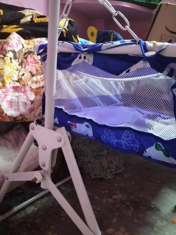 manual baby cradle, rocking cradle for newborn, portable baby cradle India, gentle rocking crib, safe baby sleeping cradle