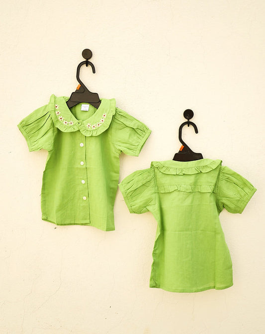 Discover the adorable 100% cotton Peter Pan collar top for girls, offering soft, breathable comfort and timeless style for any occasion.