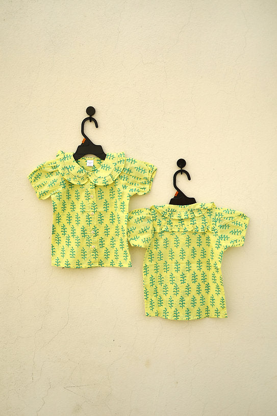 Shop the adorable yellow Peter Pan collar top for girls, featuring soft, breathable fabric and a timeless design for a cute and comfortable look.