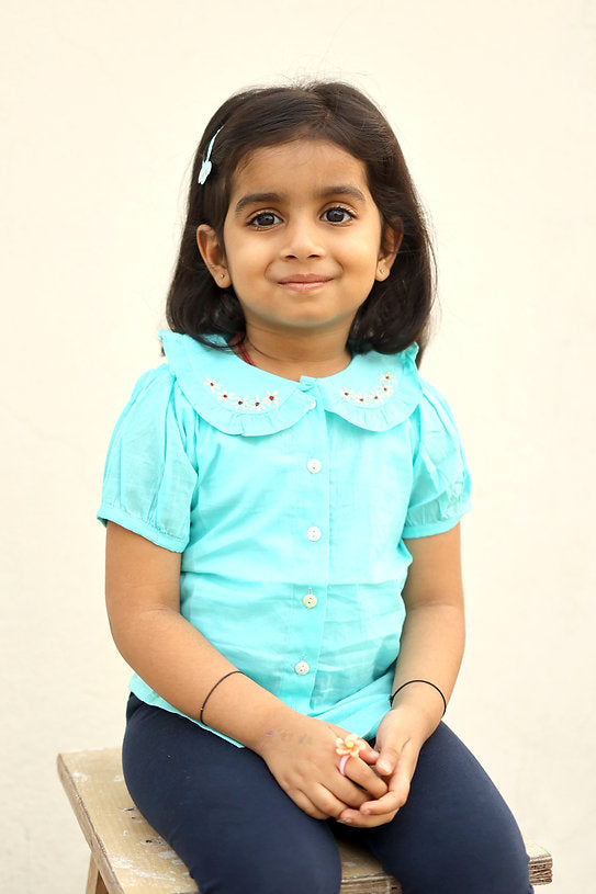 Discover the adorable 100% cotton Peter Pan collar top for girls, offering soft, breathable comfort and timeless style for any occasion.