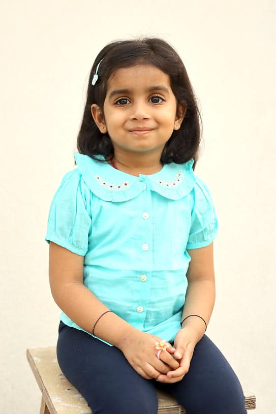 Discover the adorable 100% cotton Peter Pan collar top for girls, offering soft, breathable comfort and timeless style for any occasion.