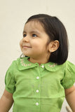 Discover the adorable 100% cotton Peter Pan collar top for girls, offering soft, breathable comfort and timeless style for any occasion.