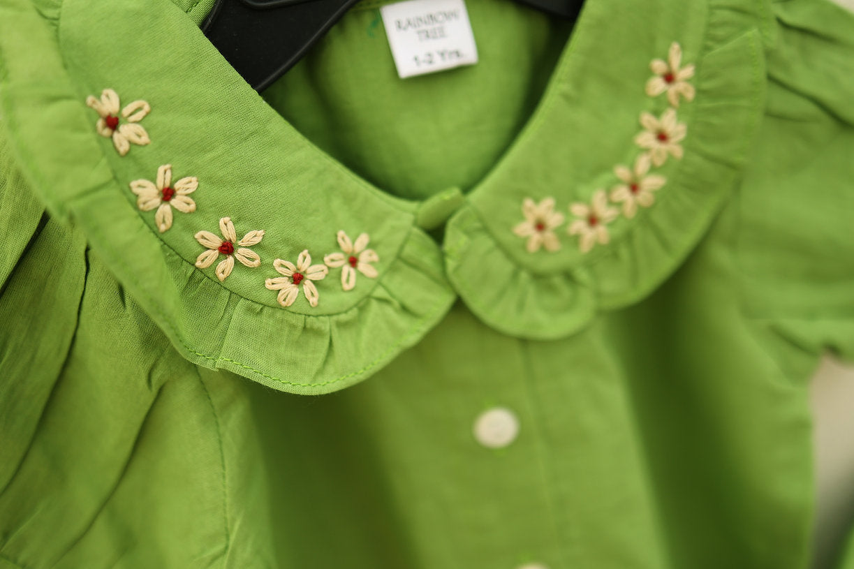 Discover the adorable 100% cotton Peter Pan collar top for girls, offering soft, breathable comfort and timeless style for any occasion.