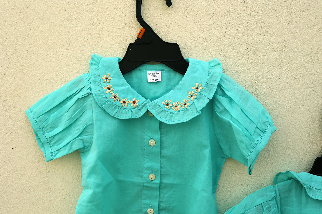 Discover the adorable 100% cotton Peter Pan collar top for girls, offering soft, breathable comfort and timeless style for any occasion.