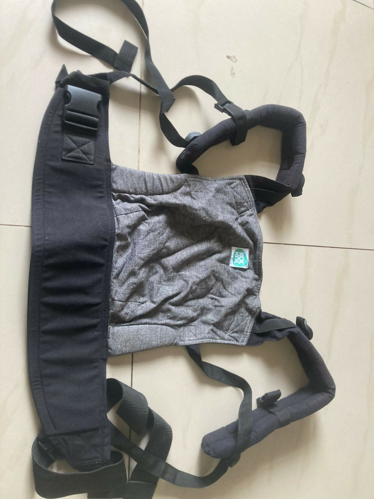KOL KOL Baby Carrier - Black: Ergonomic and stylish baby carrier for comfortable and safe babywearing.