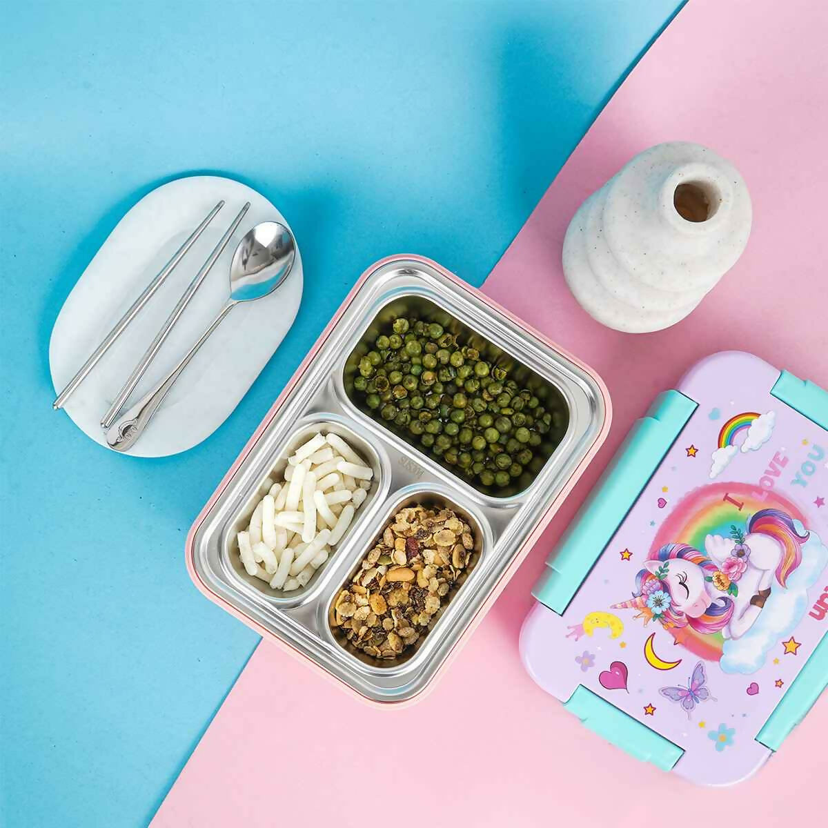 This Bento lunch box will keep your food, sandwiches, soups, beverages fresh for lunch, so you can pack your kids' lunches in the morning, and it will stay warm until lunch time.