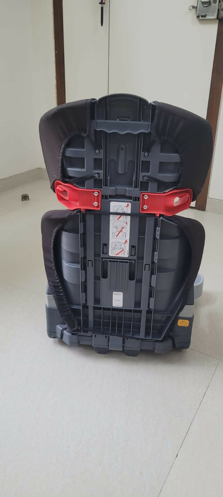 GRACO Junior Maxi Car Seat in Metropolitan Black - Safe and Comfortable Booster Seat for Growing Children.