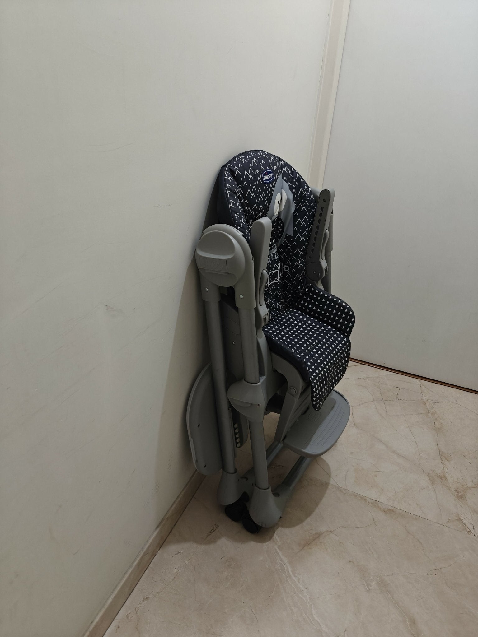 Chicco Polly Easy highchair with adjustable seating, feeding tray, secure safety harness, sturdy frame, and comfortable support for babies and toddlers during mealtimes.