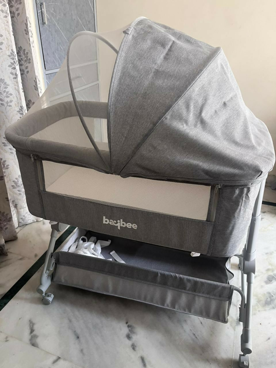 BAYBEE bedside crib bassinet with secure sleeping space, breathable sides, sturdy frame, and compact design for safe bedside sleeping and easy baby access.