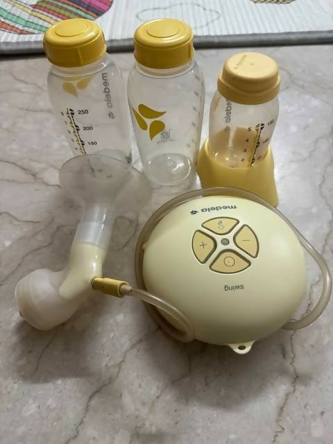 MEDELA Swing electric breast pump with bottles – compact, efficient, and easy for mothers on the go.