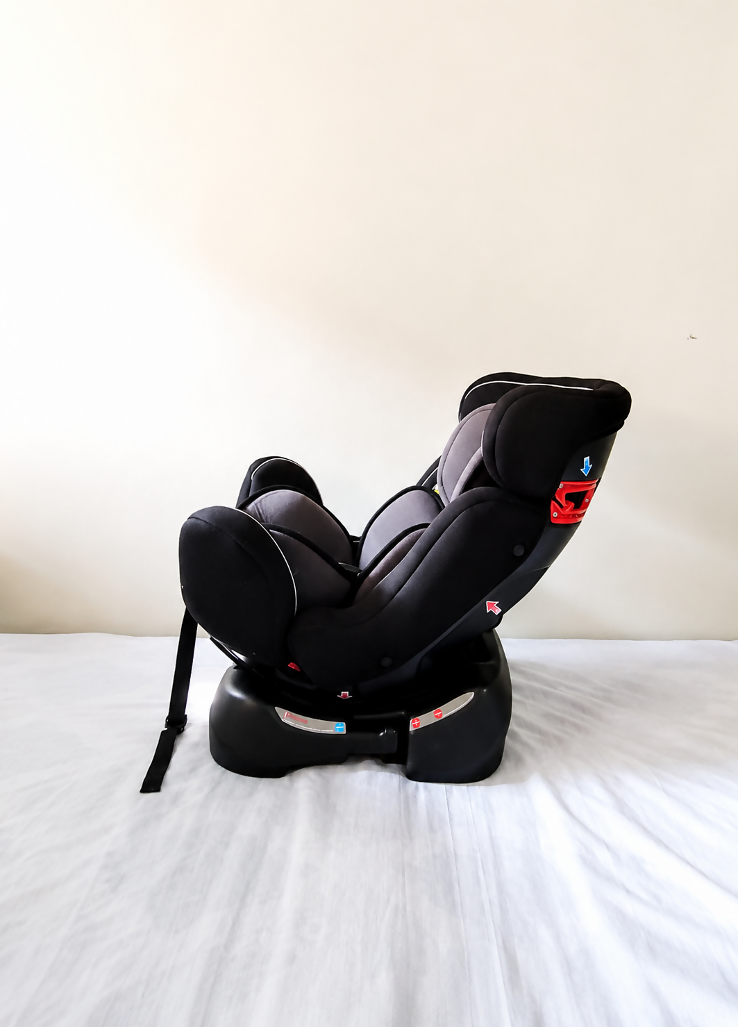 R for Rabbit Jack N Jill convertible car seat with rear and forward-facing modes, adjustable safety harness, cushioned seating, side protection, and support for children from 0–25 kg.