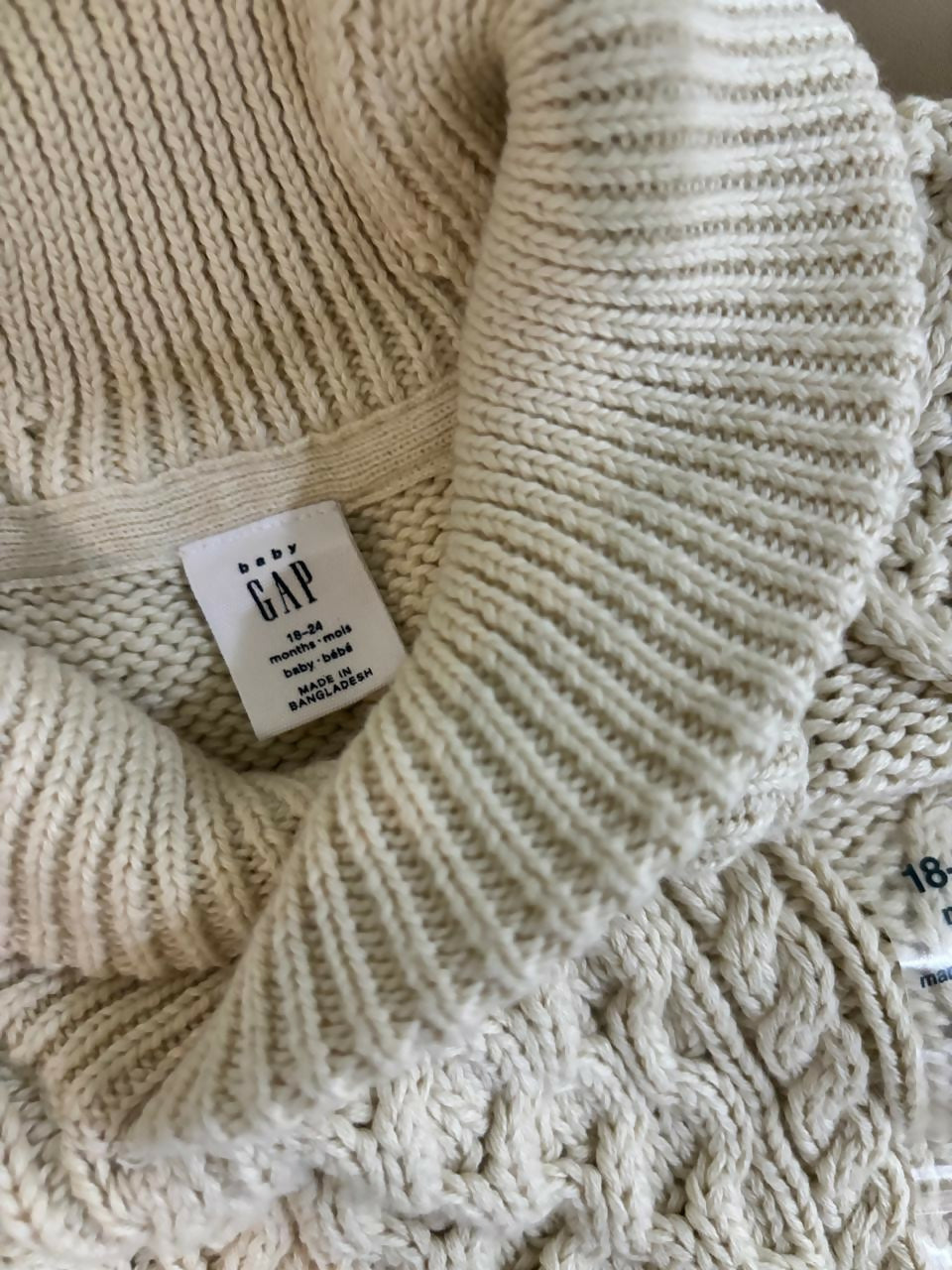 GAP Cable Knit Sweater Beige – Classic, Cozy & Perfect for Cool Weather