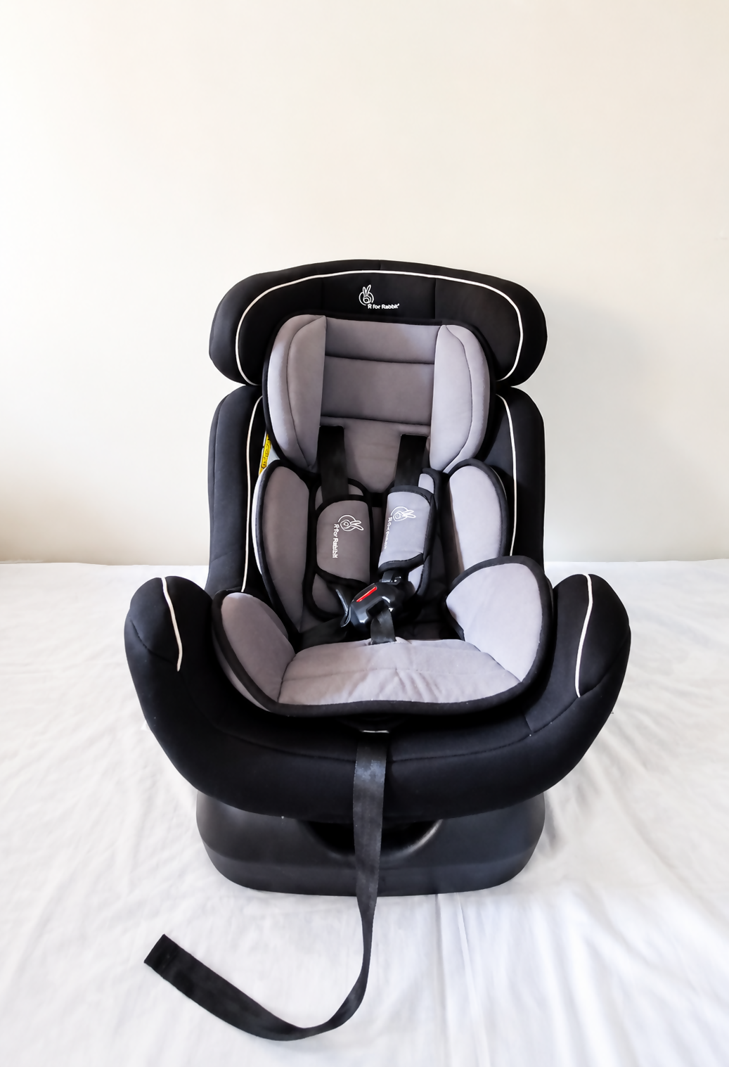 R for Rabbit Jack N Jill convertible car seat with rear and forward-facing modes, adjustable safety harness, cushioned seating, side protection, and support for children from 0–25 kg.