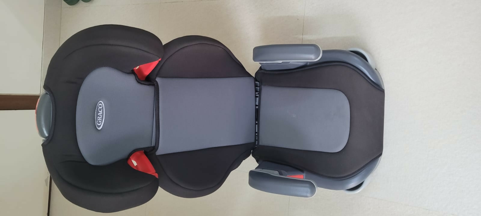 GRACO Junior Maxi Car Seat in Metropolitan Black - Safe and Comfortable Booster Seat for Growing Children.