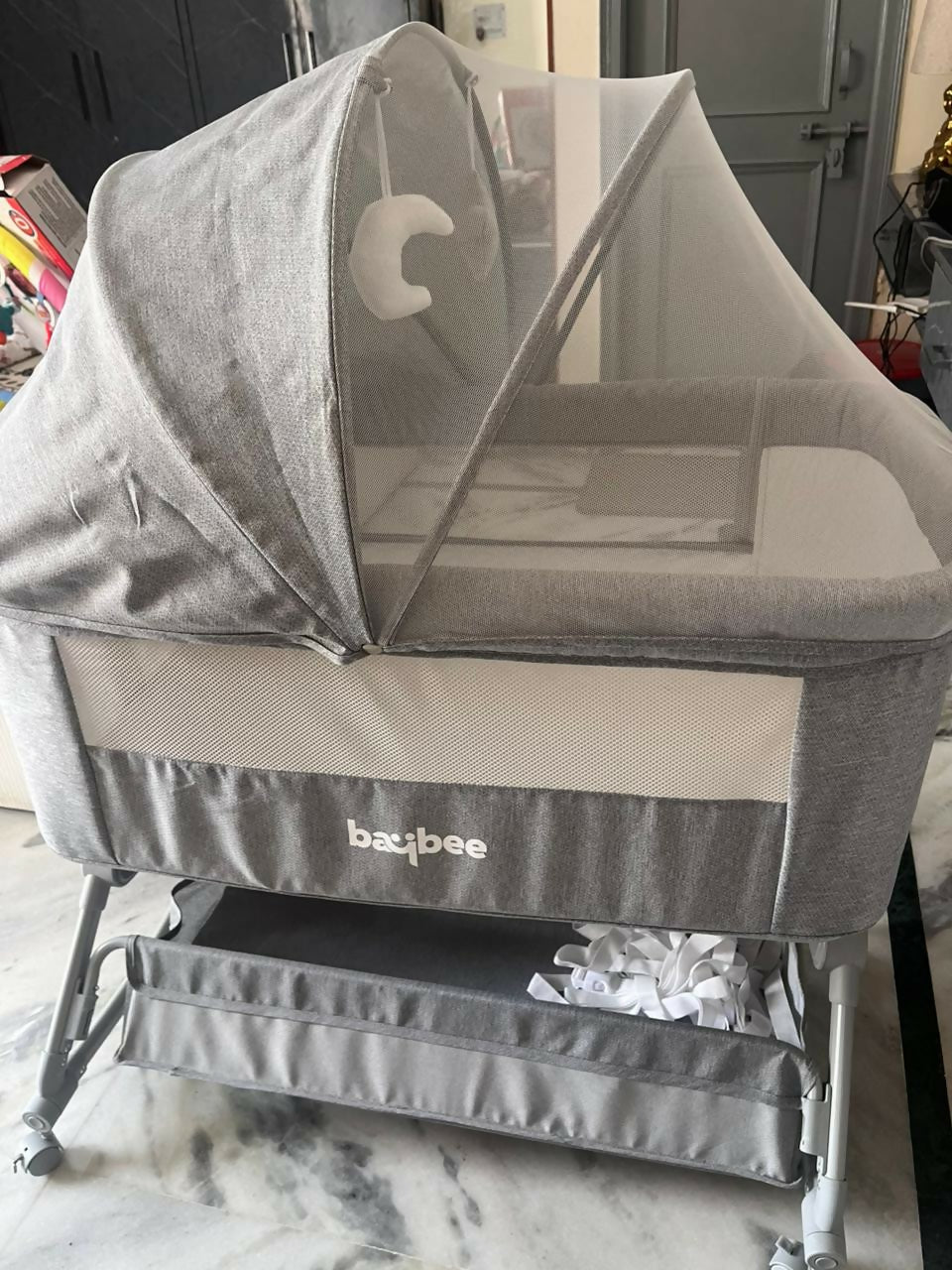 BAYBEE bedside crib bassinet with secure sleeping space, breathable sides, sturdy frame, and compact design for safe bedside sleeping and easy baby access.