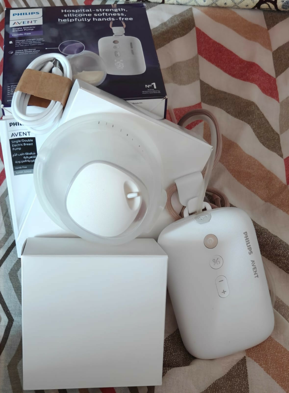 PHILIPS AVENT Hands-Free Electric Breast Pump featuring a wearable pumping design, adjustable settings and comfortable fit for convenient hands-free breast milk expression at home, work or while travelling.