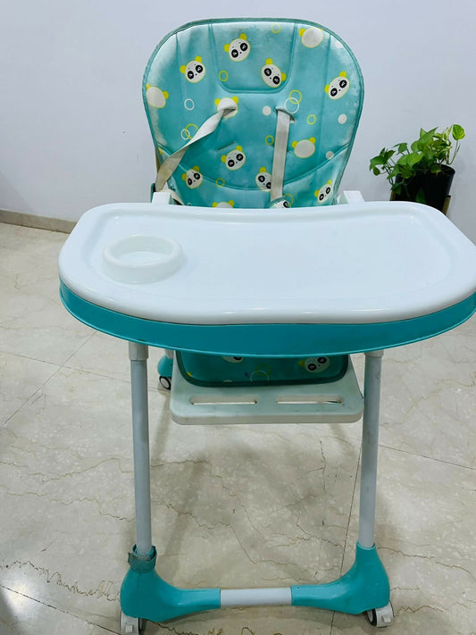 Experience comfort and style during mealtime with the R FOR RABBIT Marshmallow High Chair, featuring adjustable height, recline, and a compact fold design for hassle-free storage and transport.