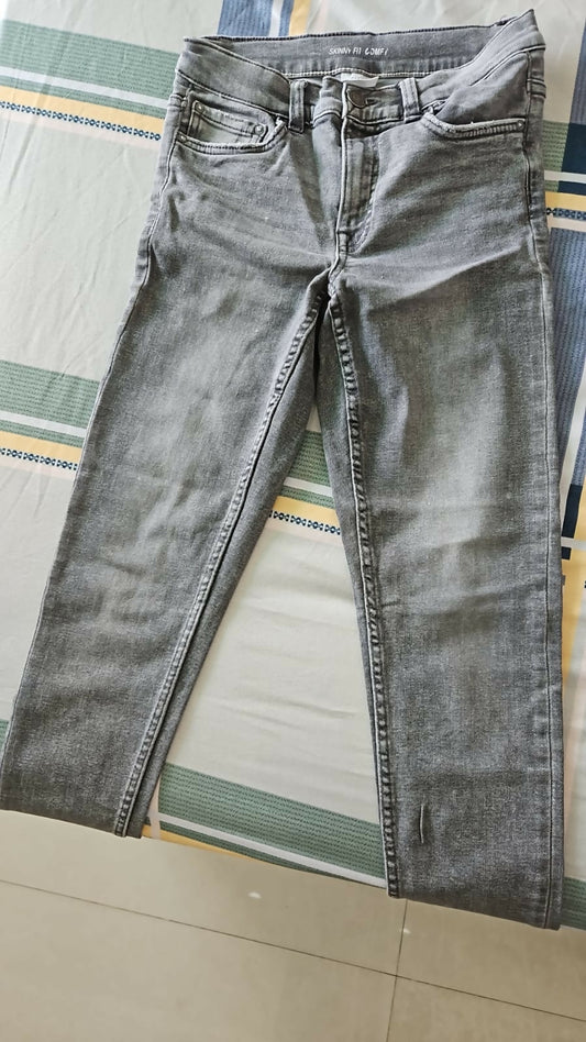 ZARA Black Skinny Fit Jeans – Trendy and Comfortable Skinny Jeans for a Sleek Look.