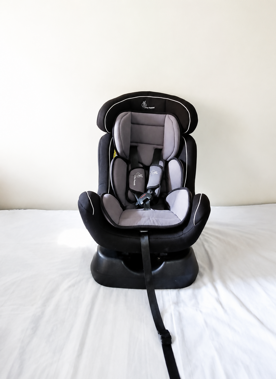 R for Rabbit Jack N Jill convertible car seat with rear and forward-facing modes, adjustable safety harness, cushioned seating, side protection, and support for children from 0–25 kg.