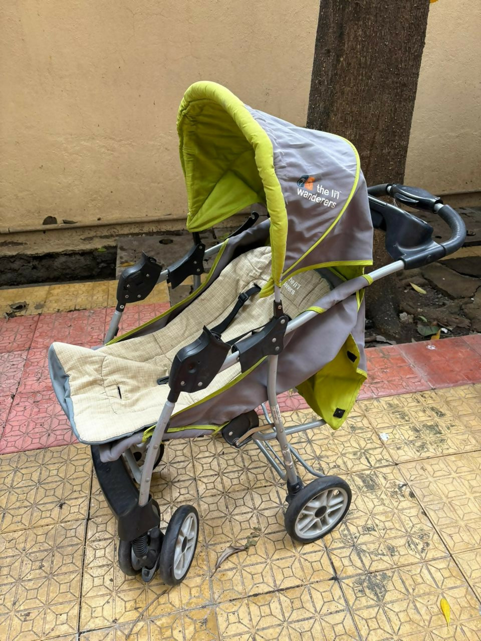 The Lil Wanderers pram – lightweight, sturdy stroller for safe and comfortable baby rides.