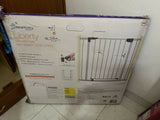 Dreambaby Liberty safety gate with auto close and stay open feature, almost new condition, ideal for child safety at home