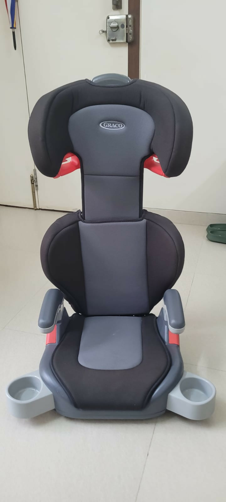 GRACO Junior Maxi Car Seat in Metropolitan Black - Safe and Comfortable Booster Seat for Growing Children.