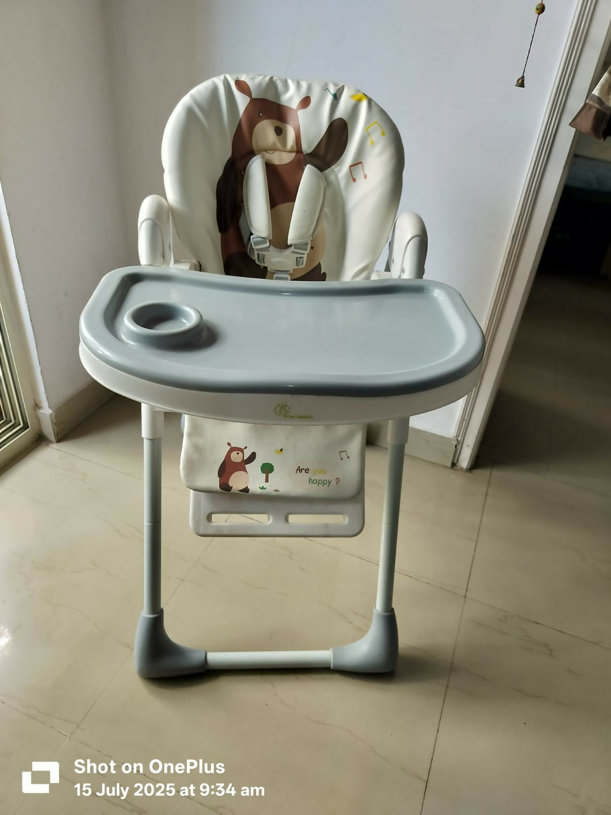 R FOR RABBIT Marshmallow feeding chair – almost new, comfy, and safe mealtime solution at a great value.