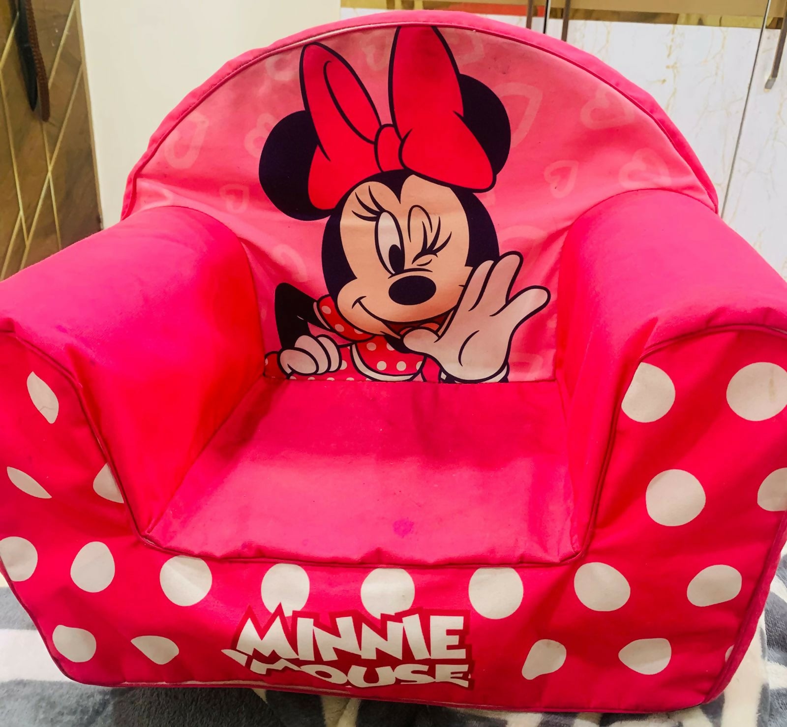 Pink children's chair with Minnie Mouse design