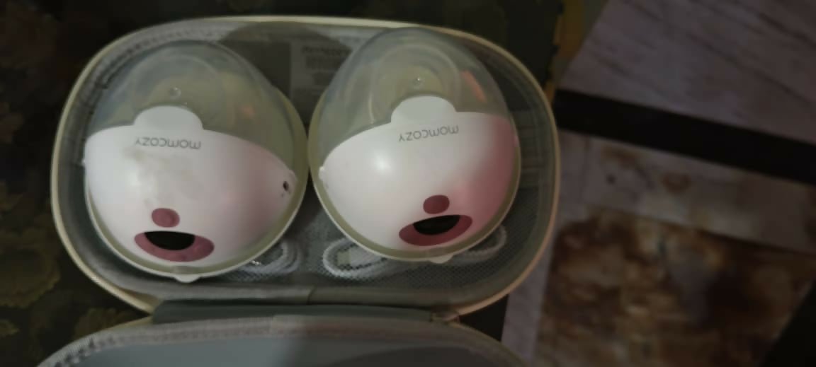 Momcozy M5 handsfree breast pump in almost new condition, wearable and convenient pump for easy milk expression