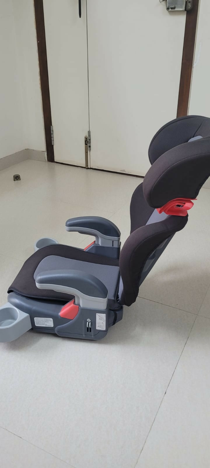 GRACO Junior Maxi Car Seat in Metropolitan Black - Safe and Comfortable Booster Seat for Growing Children.
