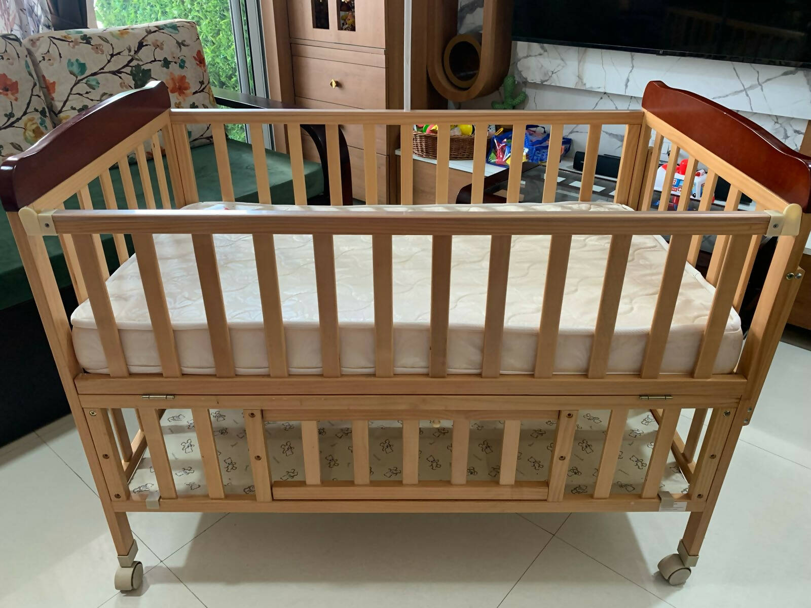 BABYHUG Hamilton Crib Cot for Baby with Mattress Dimensions L117 W68 H89 cm PyaraBaby