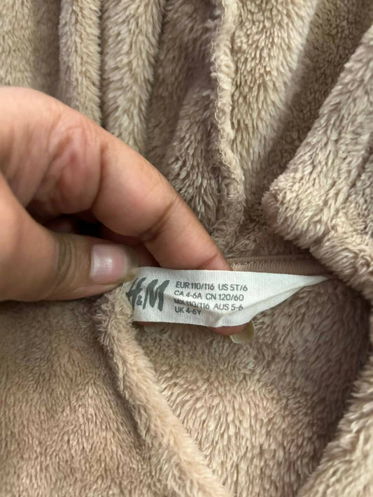 Introducing the adorable H&M Full Sleeves Top for Baby Girl – a charming addition to her wardrobe.