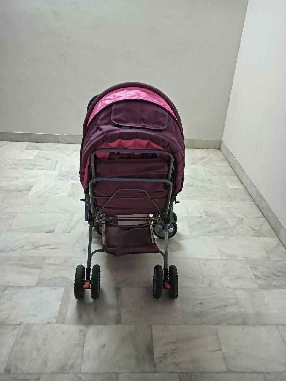 Babyhug cocoon stroller shop