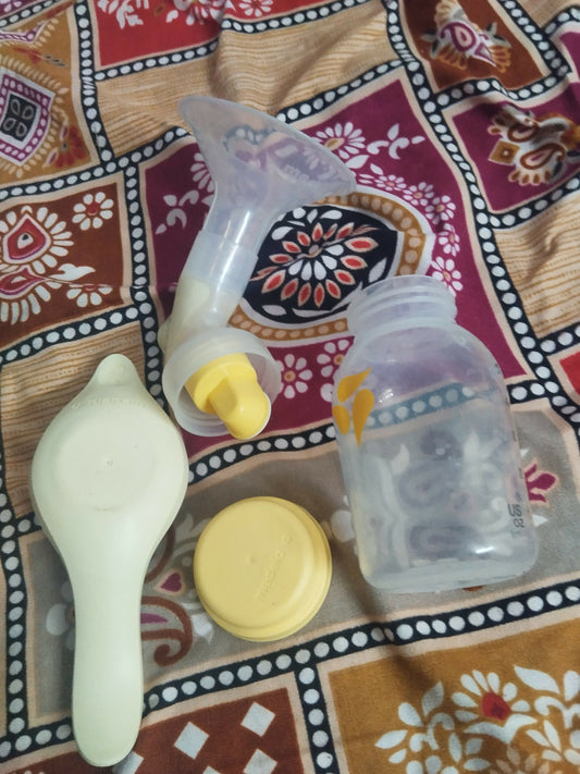 MEDELA  Manual Breast Pump