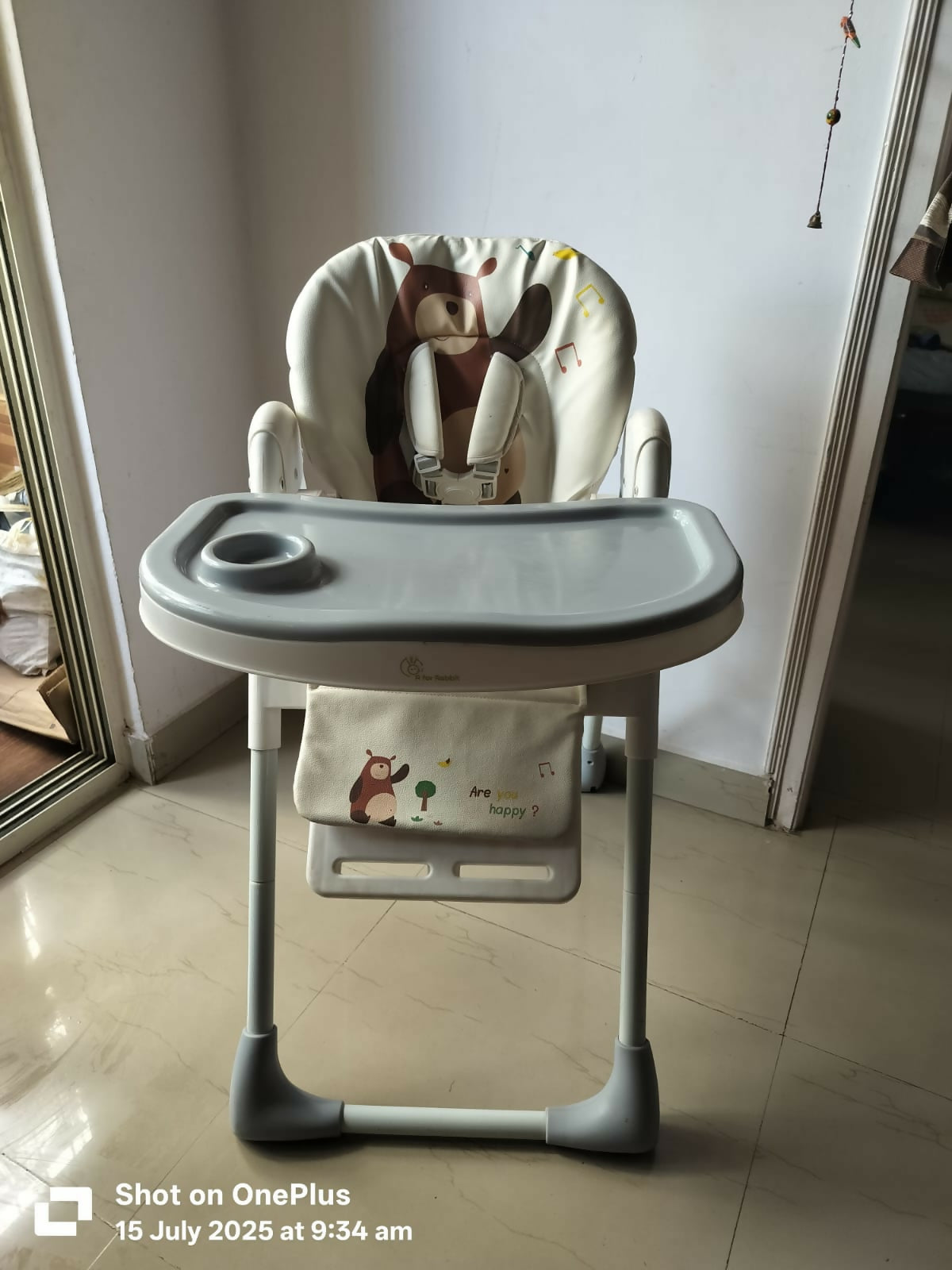 R FOR RABBIT Marshmallow feeding chair – almost new, comfy, and safe mealtime solution at a great value.

