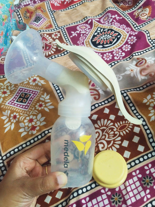 MEDELA  Manual Breast Pump