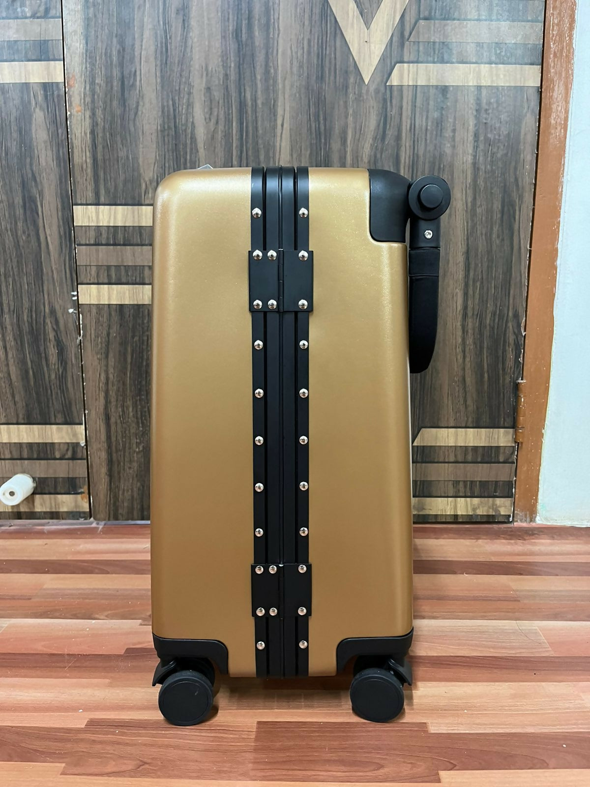 BUTT BABY Sit & Go – the ultimate ride-on cabin luggage for kids, with smart storage and smooth travel fun.

