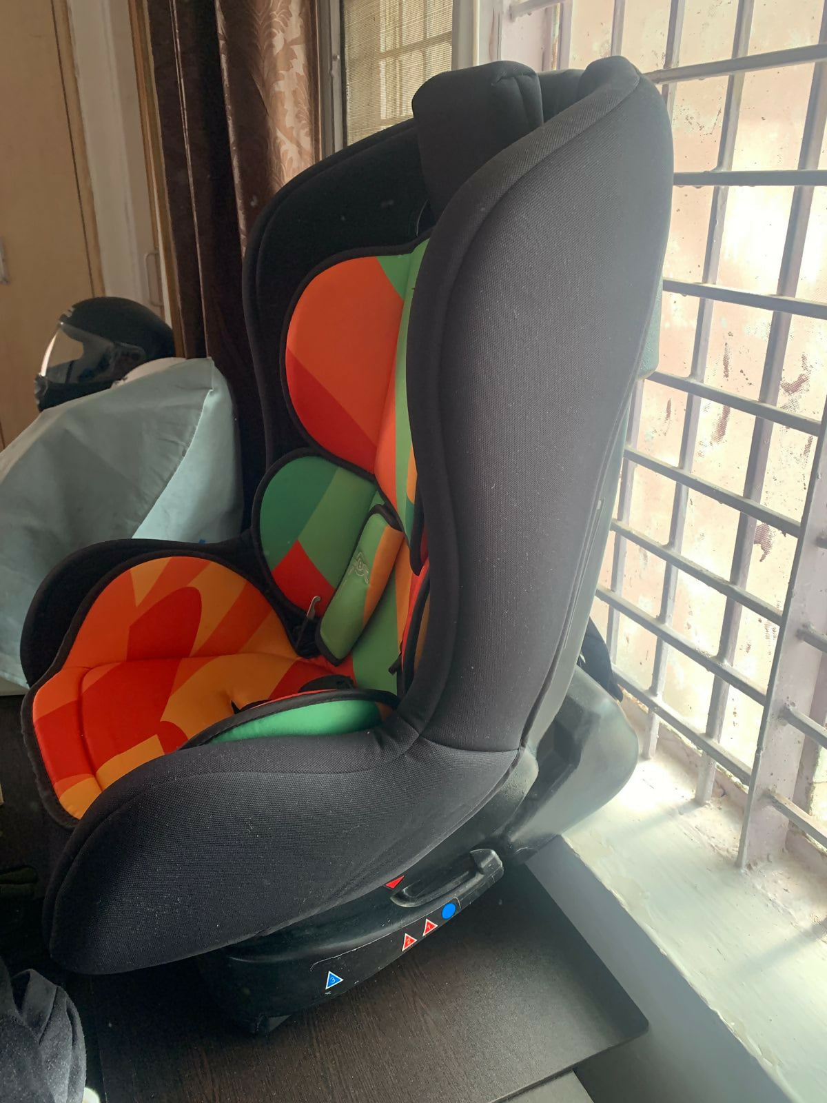 Child car seat with colorful backrest 