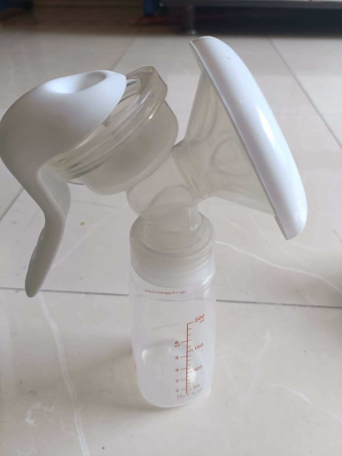 Efficient and comfortable milk expression with the PIGEON Baby Feeding Manual Pump, featuring gentle suction and ergonomic design for nursing mothers.