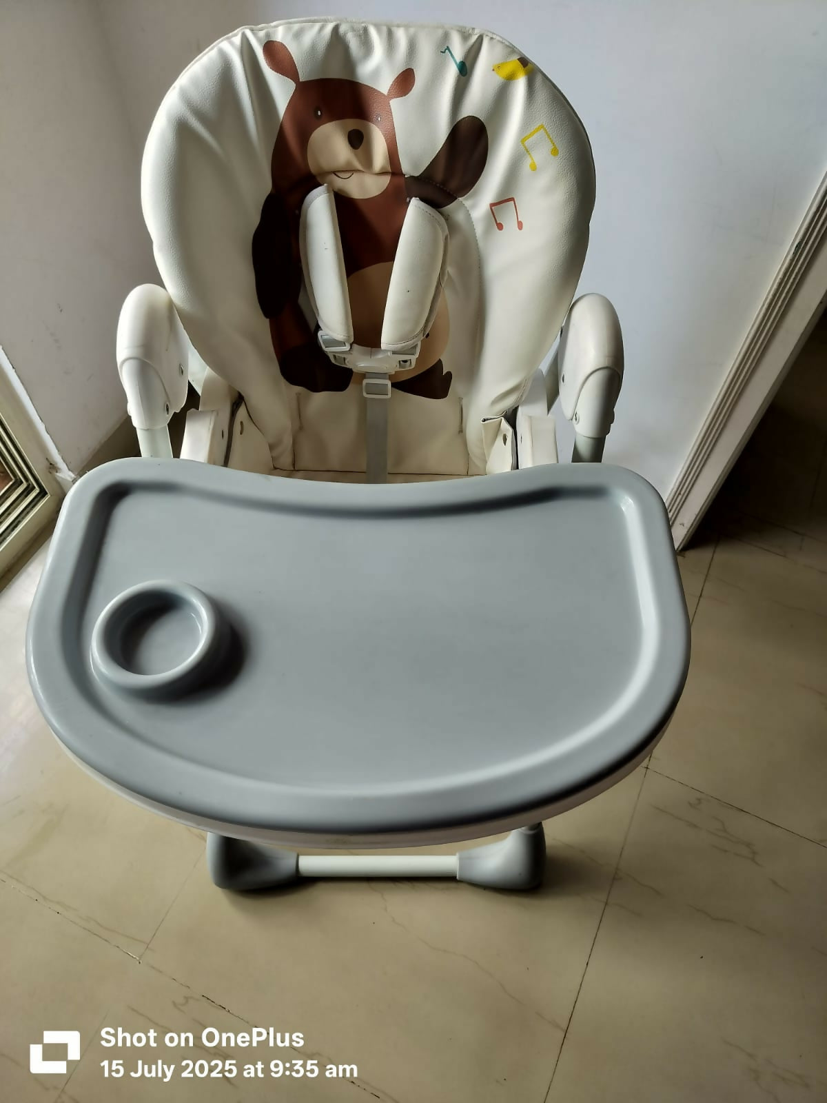 R FOR RABBIT Marshmallow feeding chair – almost new, comfy, and safe mealtime solution at a great value.

