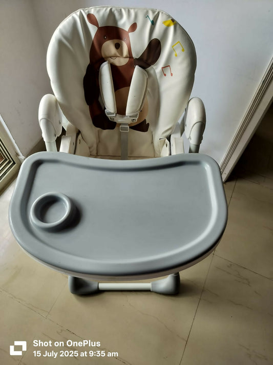 R FOR RABBIT Marshmallow feeding chair – almost new, comfy, and safe mealtime solution at a great value.

