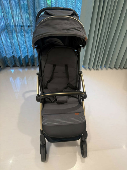 CHICCO Foldable Baby Stroller/Pram with comfortable seat and canopy.