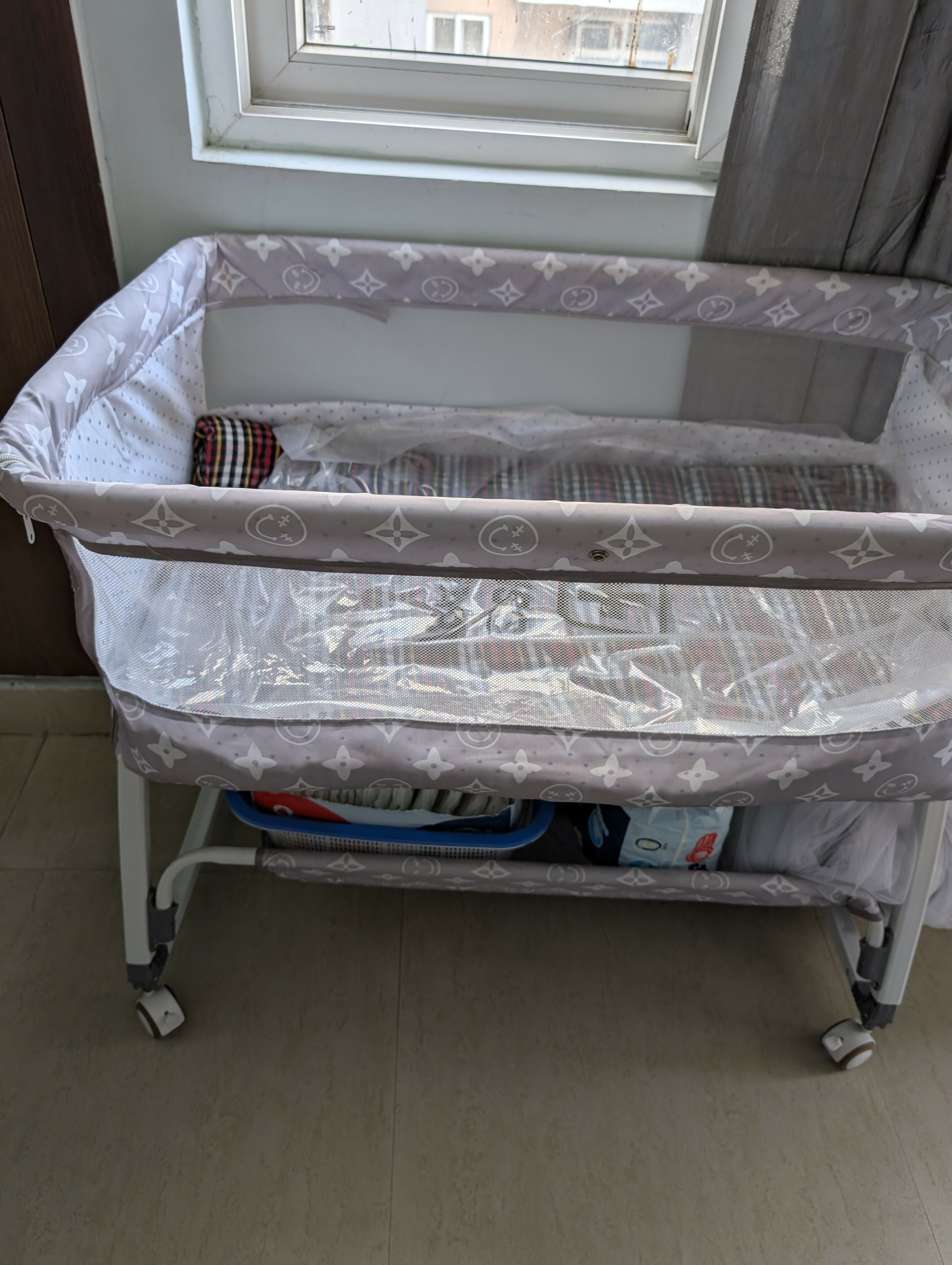 Premium 6-in-1 Baby Bedside Cot, Crib, Cradle Portable All-Mesh Bassinet with Multi-Purpose Tray,Wheels, Storage Basket, and 6 Height Adjustments, Easy Assembly for Newborns- Pattern Grey