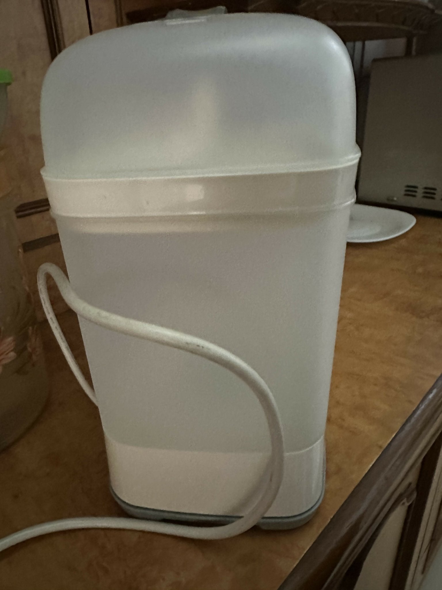 Chicco baby bottle sterilizer with steam sterilization, spacious capacity, easy operation, and hygienic cleaning for feeding bottles, nipples, pacifiers, and baby accessories.