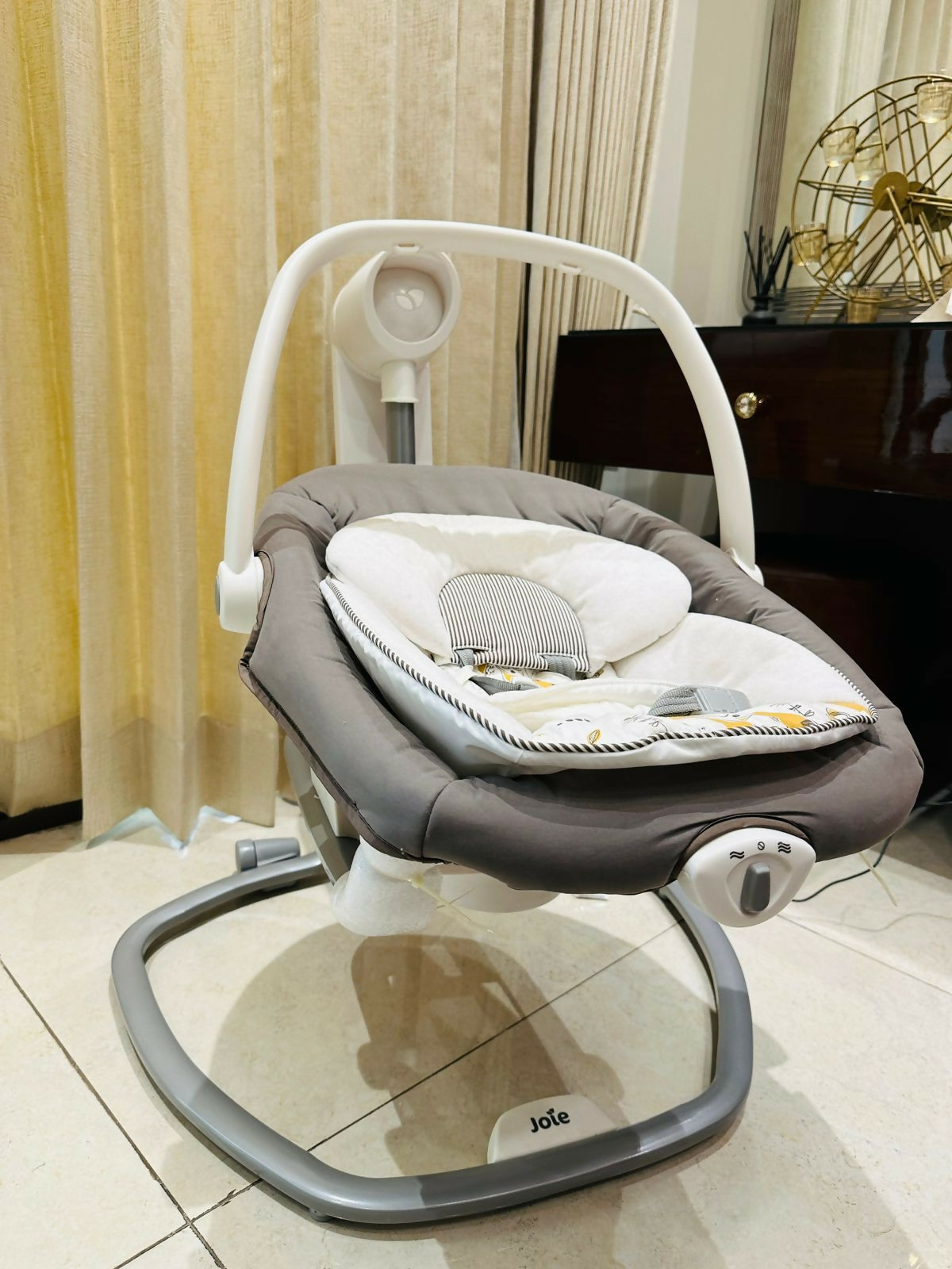 Soothe and entertain your baby with the JOIE Serina Swing – featuring multiple swinging motions, six speed settings, soothing vibrations, and lullabies for ultimate comfort and relaxation.