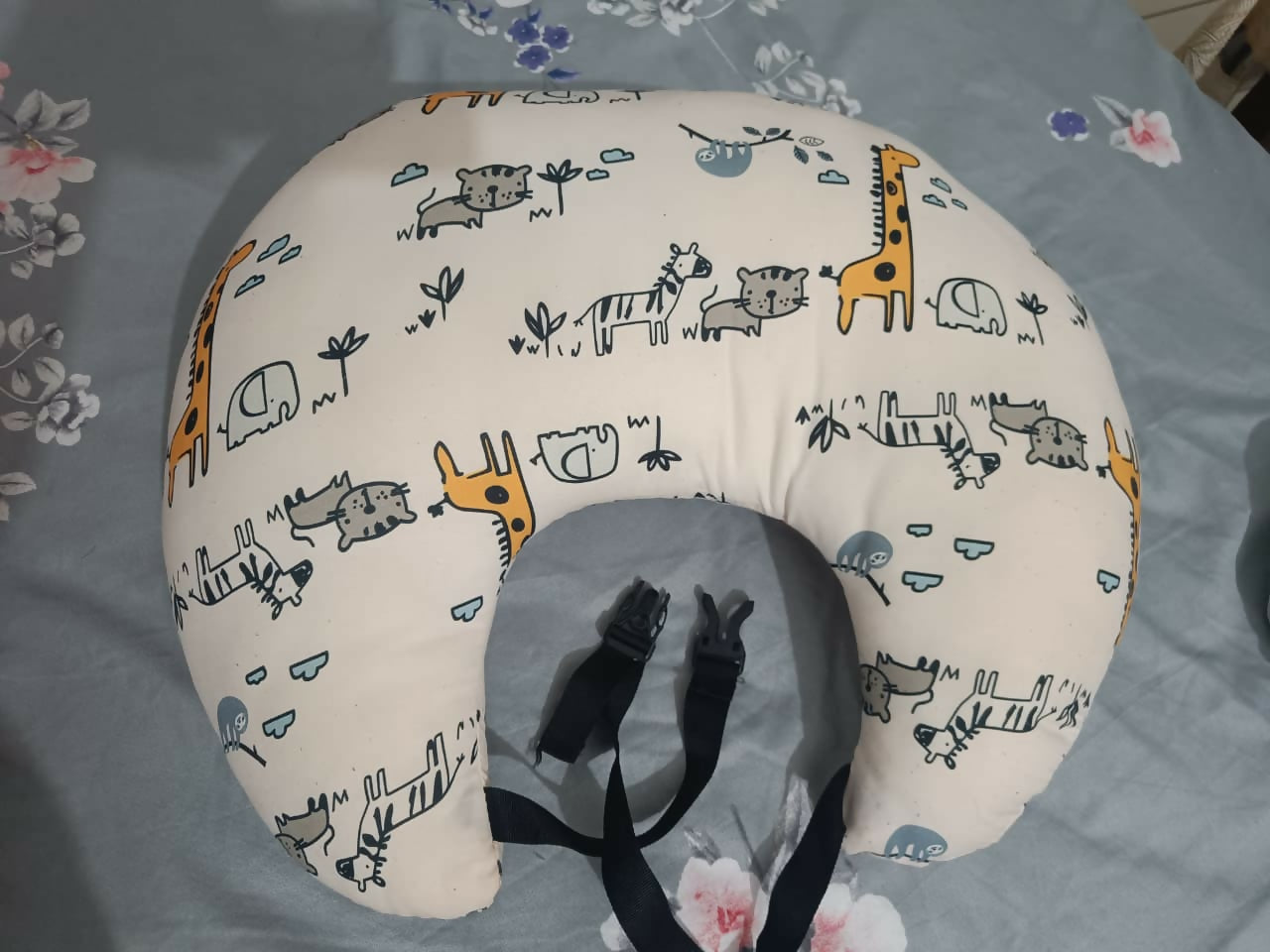 TOYTORIA feeding pillow and nursing pillow with soft cushioned support, ergonomic design, comfortable positioning, and breastfeeding support for mothers and babies.