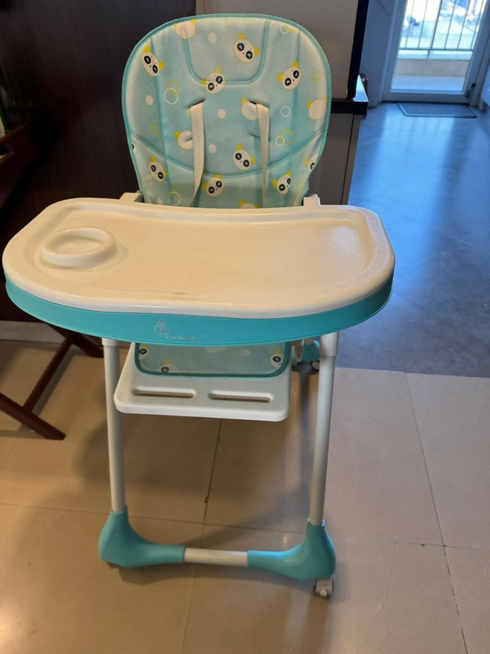 R for Rabbit high chair with adjustable seating, feeding tray, secure safety harness, sturdy frame, and comfortable support for babies and toddlers during mealtimes.