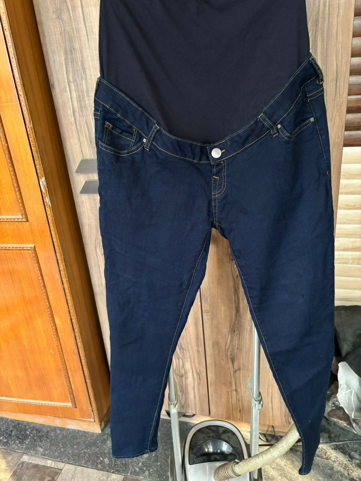 Comfortable and stylish Mothercare maternity jeans in dark blue – perfect fit for expecting moms size 16.








