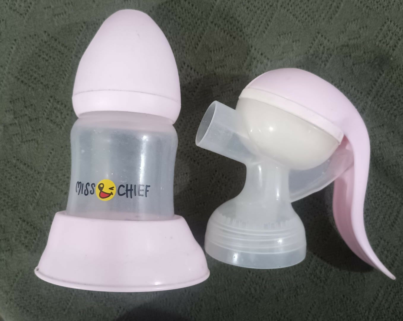 MISS CHIEF manual breast pump – portable, quiet, and comfortable solution for easy milk expression anywhere.

